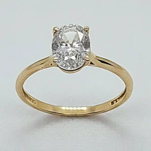 Anillo de compromiso solitario con circón ovalado de 6x8 mm en oro amarillo 18 kilates - Joyería Carolina