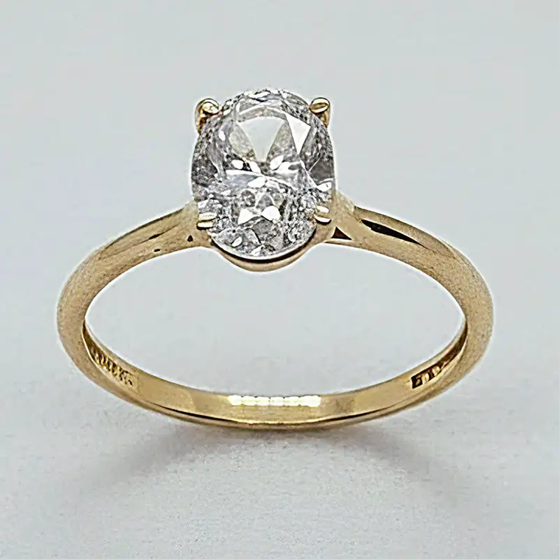 Anillo de compromiso solitario con circón ovalado de 6x8 mm en oro amarillo 18 kilates - Joyería Carolina