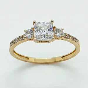Anillo de compromiso pavé princesa con circón carré de 5x5 mm en oro amarillo 18 kilates - Joyería Carolina